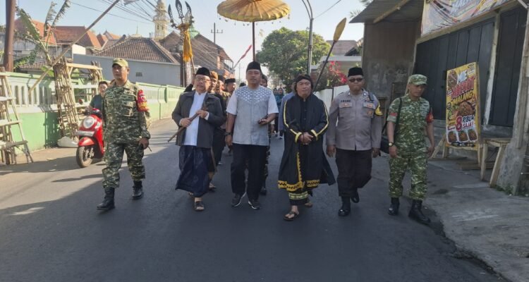 Gotong Royong Tak Boleh Hilang, Babinsa dan Warga Bumiayu Jaga Tradisi Bersih Desa