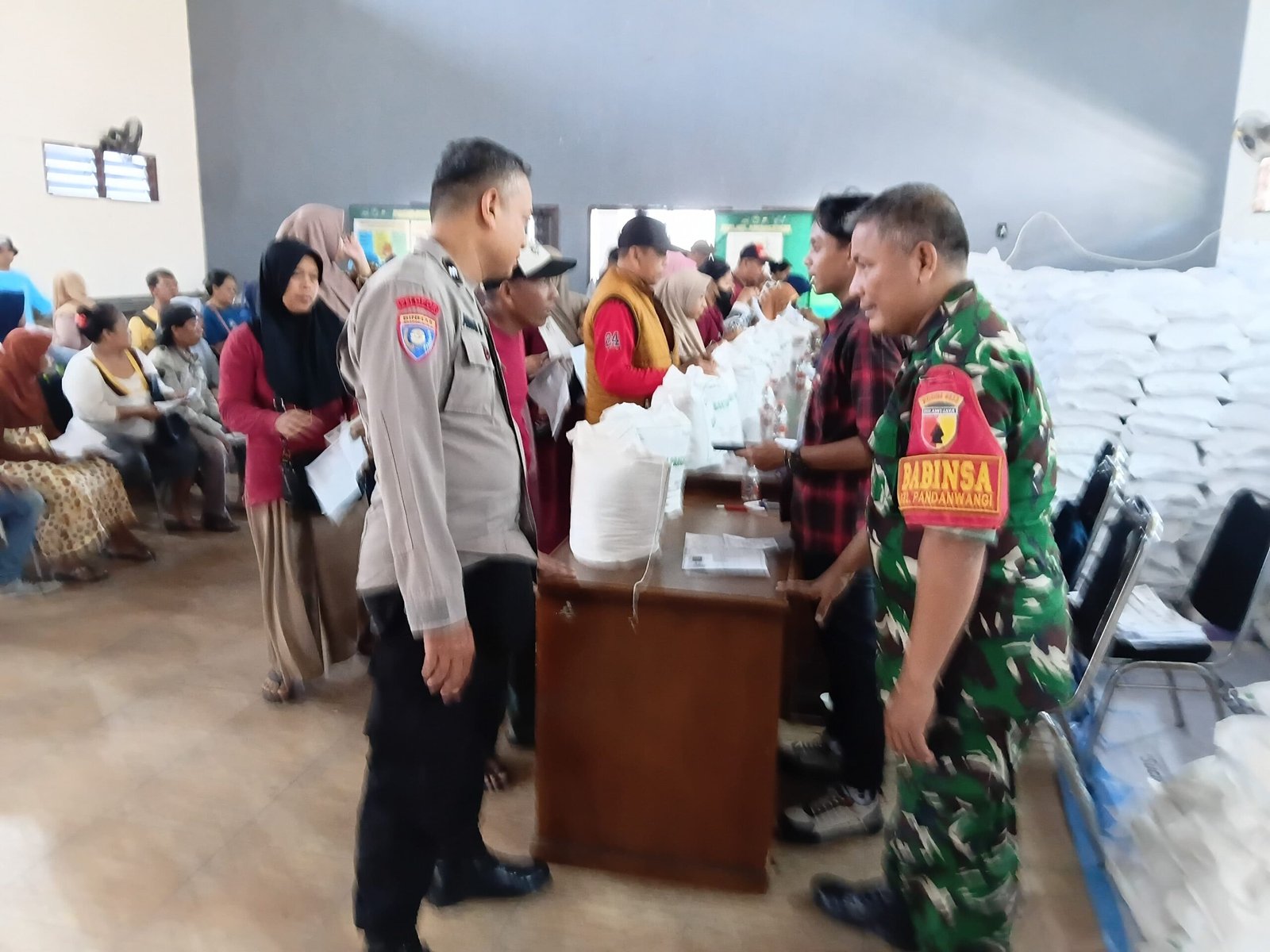 1.733 KPM Pandanwangi Terima Bantuan Beras, Babinsa Kawal Agar Tepat Sasaran