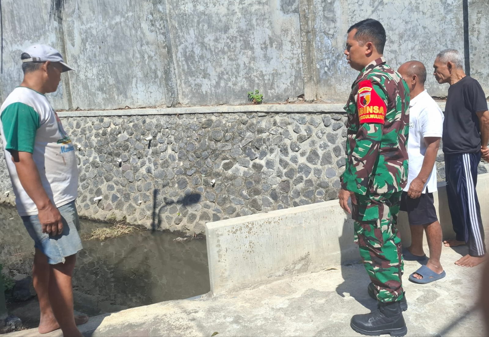 Babinsa Tunggulwulung Dorong Warga Perkuat Gotong Royong Jaga Kebersihan Lingkungan