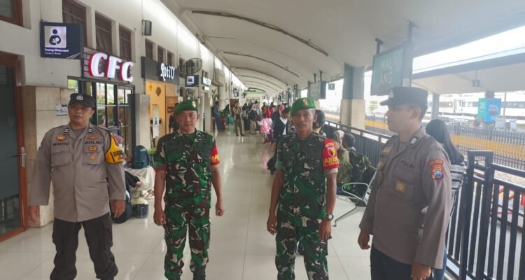 Penumpang Datang dan Pergi, Babinsa Kidul Dalem Tak Beranjak: Stasiun Kota Baru Dijaga Tetap Kondusif2