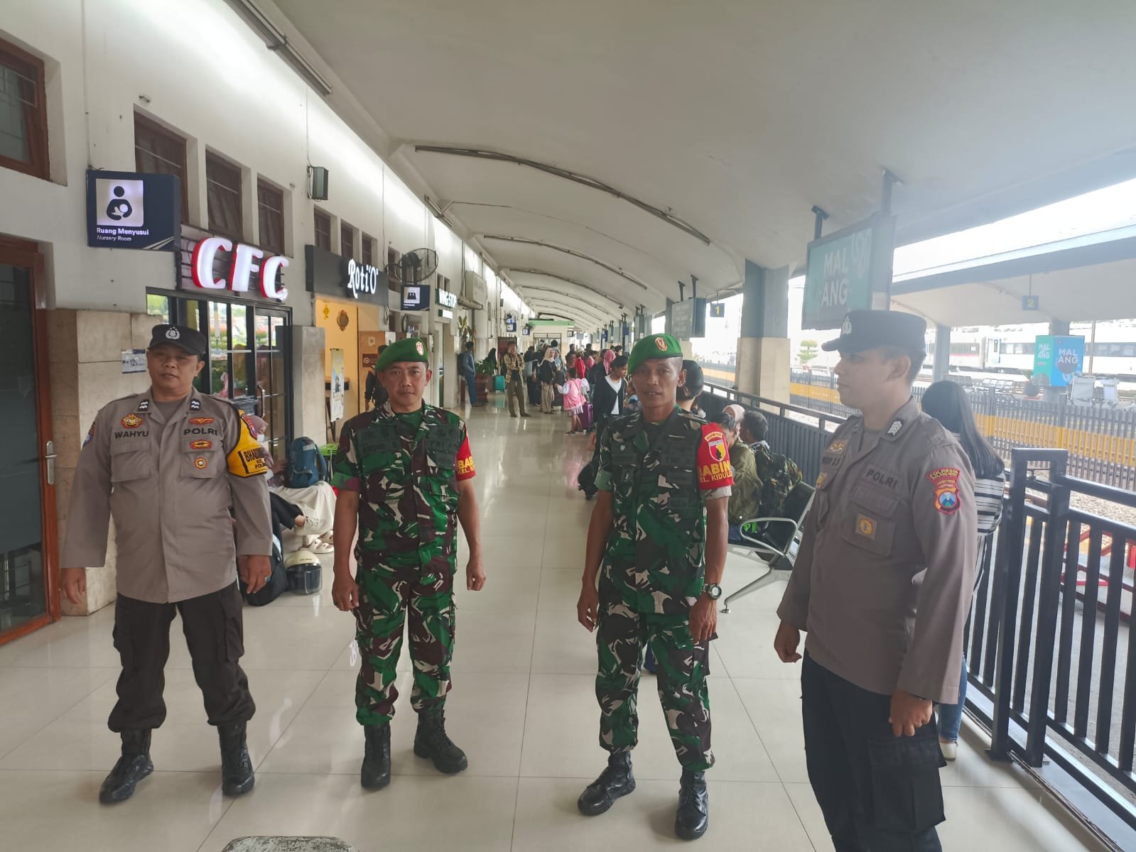 Penumpang Datang dan Pergi, Babinsa Kidul Dalem Tak Beranjak: Stasiun Kota Baru Dijaga Tetap Kondusif2