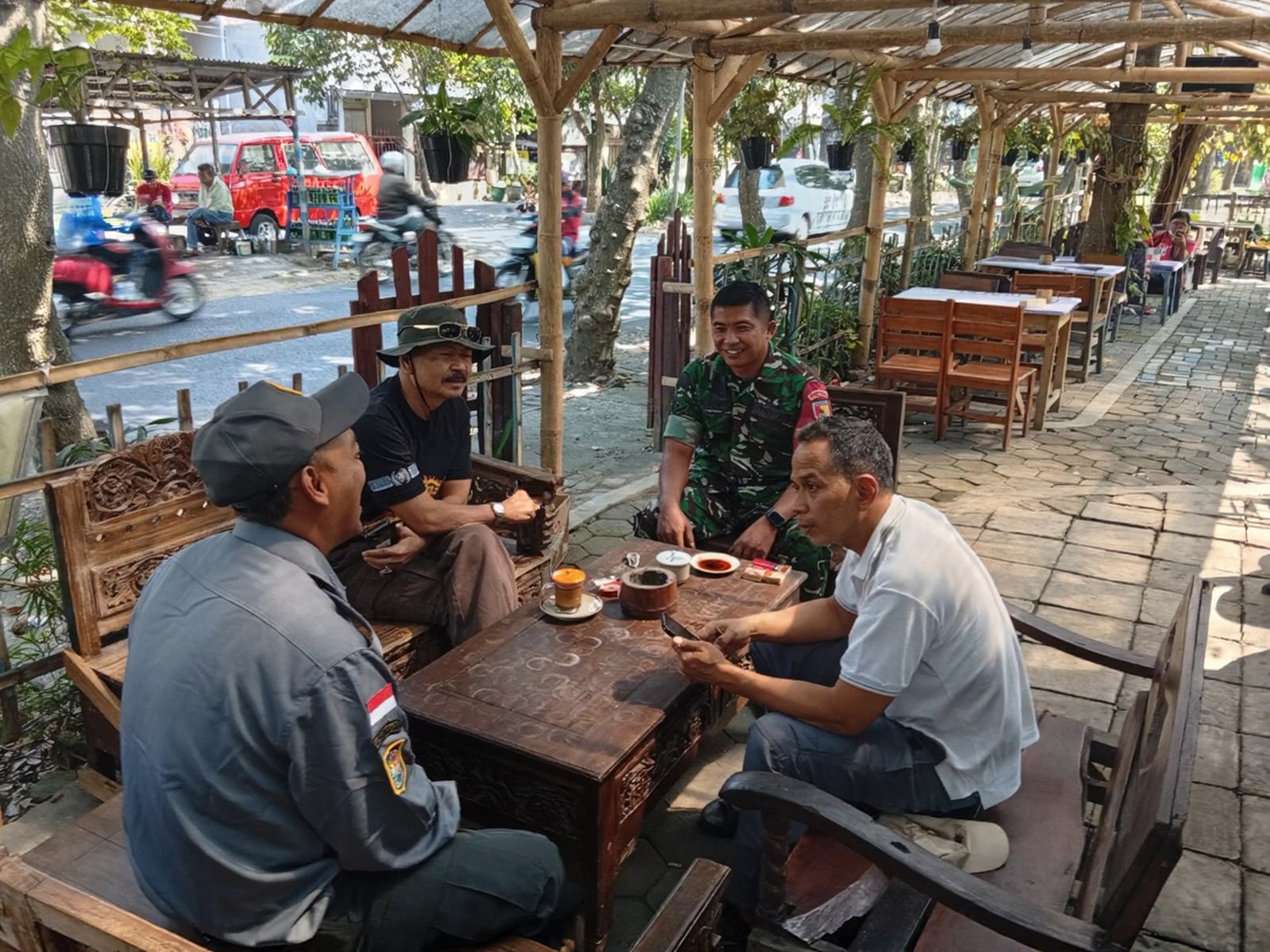 Babinsa Sukun Perkuat Kedekatan dengan Warga Lewat Komsos, Keamanan Dibangun dari Lingkungan