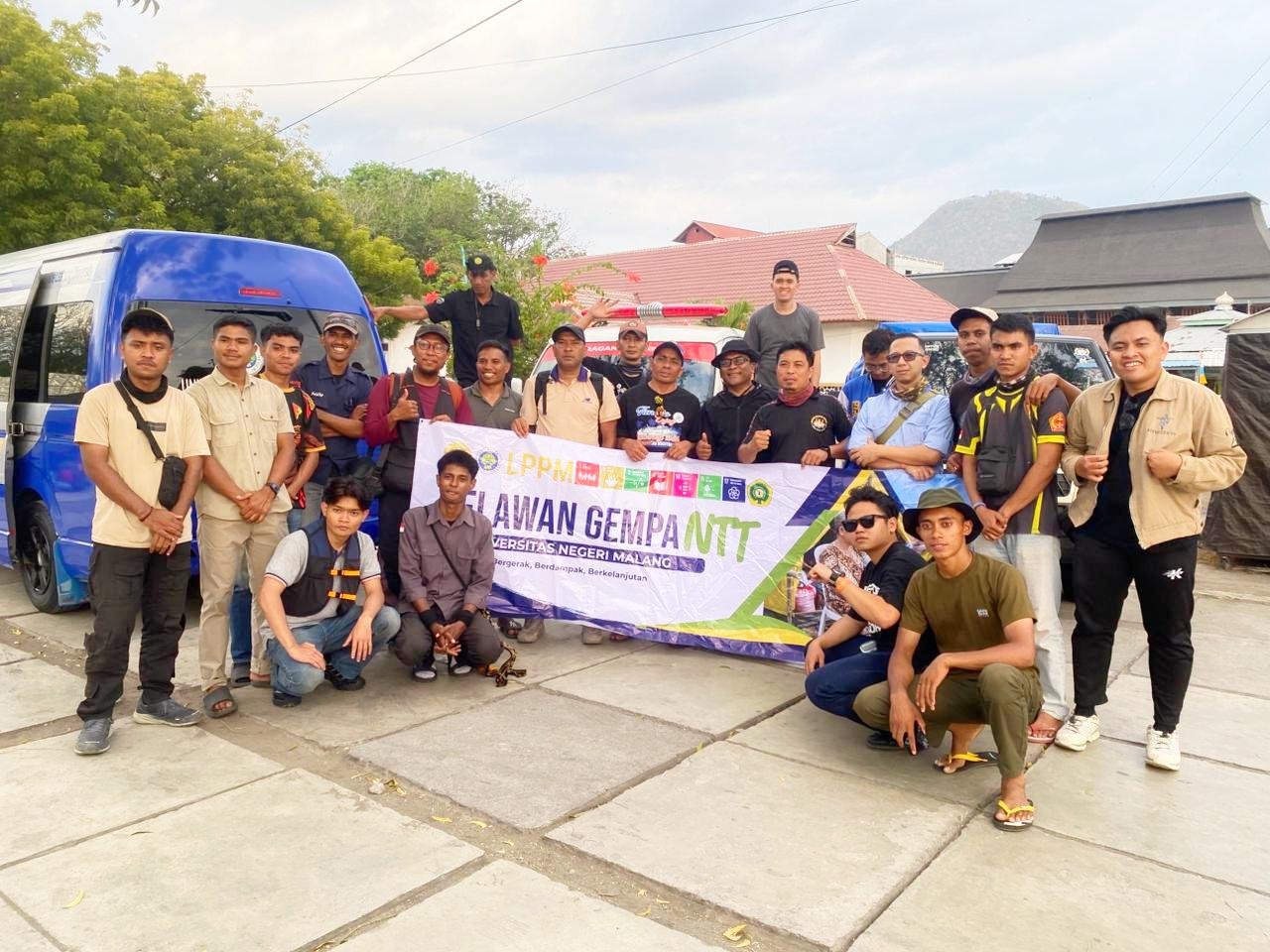 Relawan UM Tempuh Jalur Longsor, Salurkan Bantuan Kesehatan dan Psikososial ke Manggarai Timur