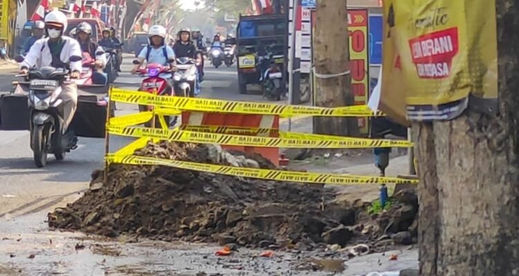 Pipa Bocor di Jalan Kebonsari, Aliran Air Terganggu, Warga Diminta Tampung Air