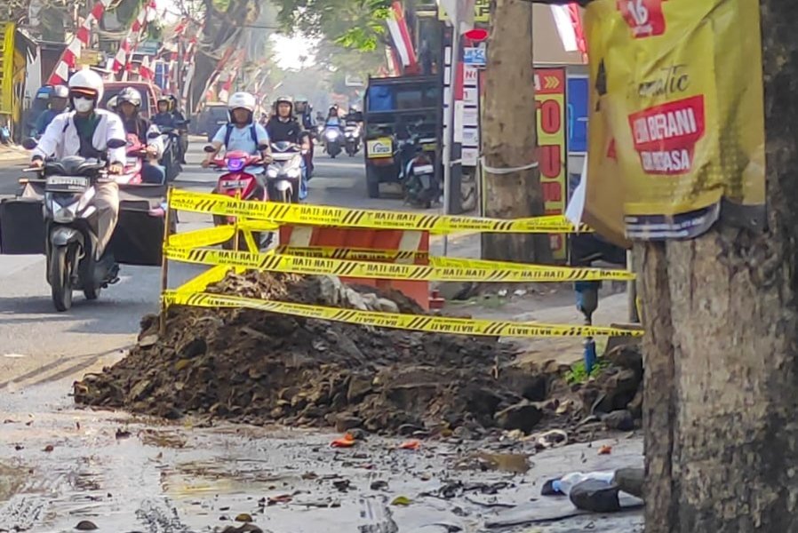 Pipa Bocor di Jalan Kebonsari, Aliran Air Terganggu, Warga Diminta Tampung Air