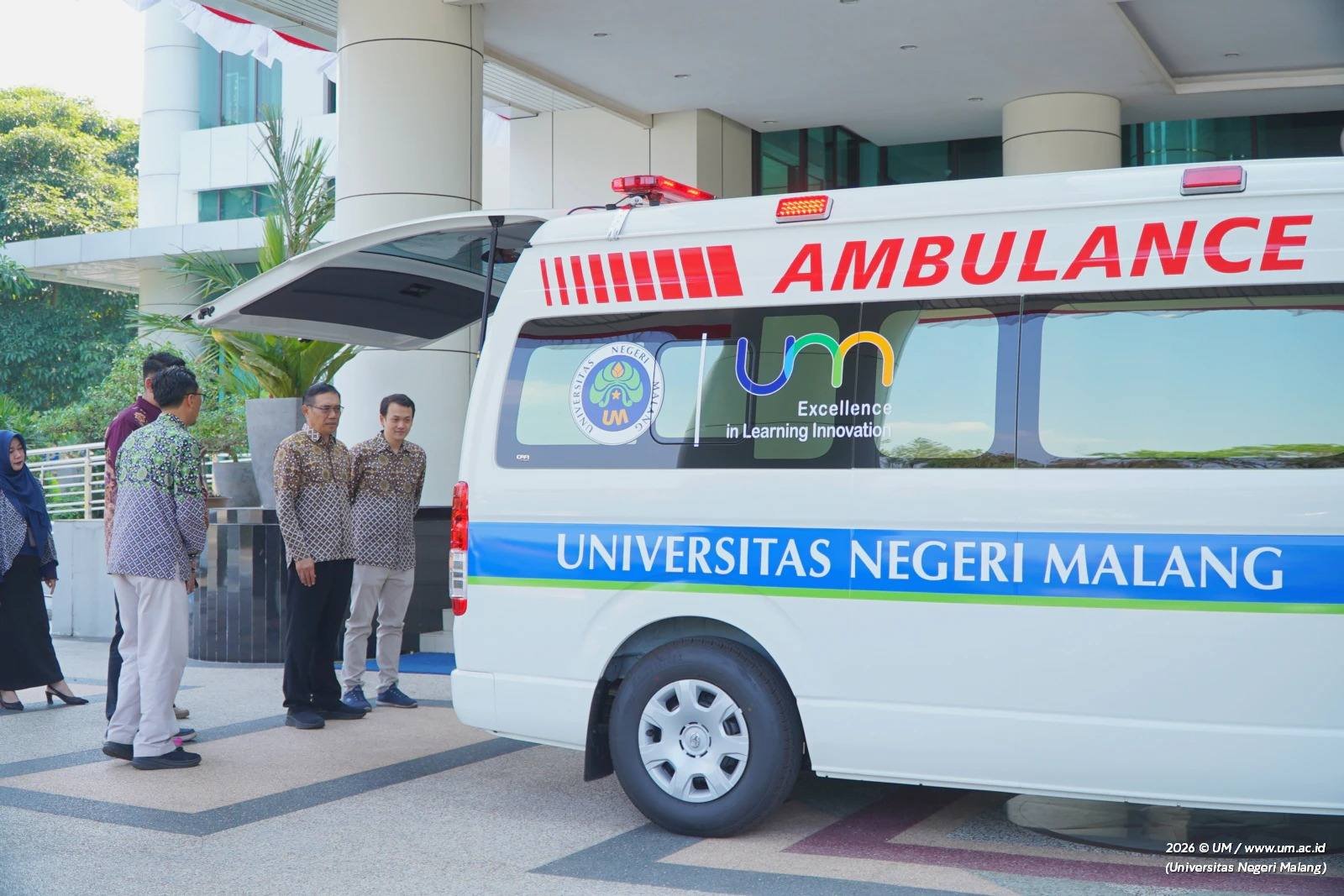 UM Terima Ambulans dari BTN, Perkuat Layanan Kesehatan Sivitas Akademika
