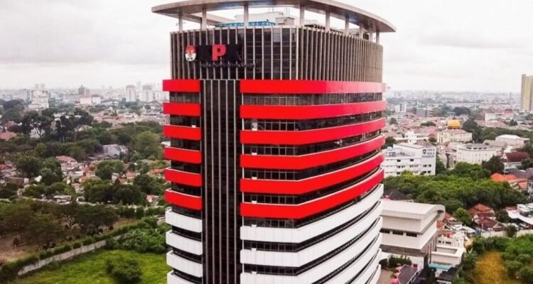 KPK Sita Rp100 Juta dan 1,3 Kg Emas dari Rumah Pemeriksa Pajak di Malang