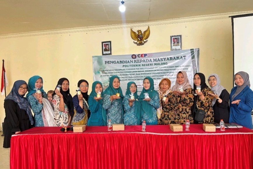Dari Limbah Menjadi Bernilai, Teknik Kimia Polinema Dampingi PKK Desa Pajaran Olah Minyak Jelantah Jadi Lilin Aromaterapi