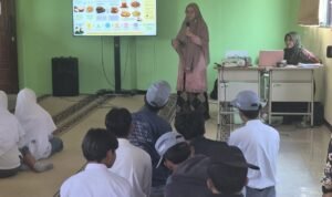 c1_20260821_18155109 UM Bekali Santri Sumber Putih Kembangkan Talas dan Petai Jadi Produk Usaha