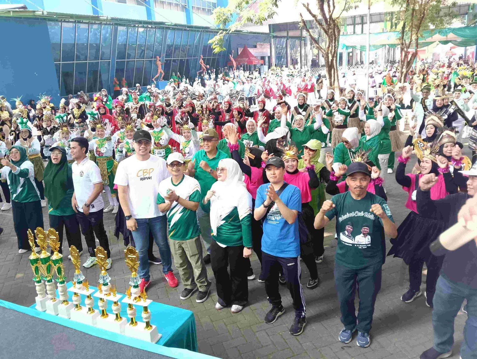 Ribuan Warga Malang Raya Tumpah Ruah, Senam Kreasi “Ha Ha–Hi Hi” Cak Udin Dorong UMKM hingga Dagangan Ludes