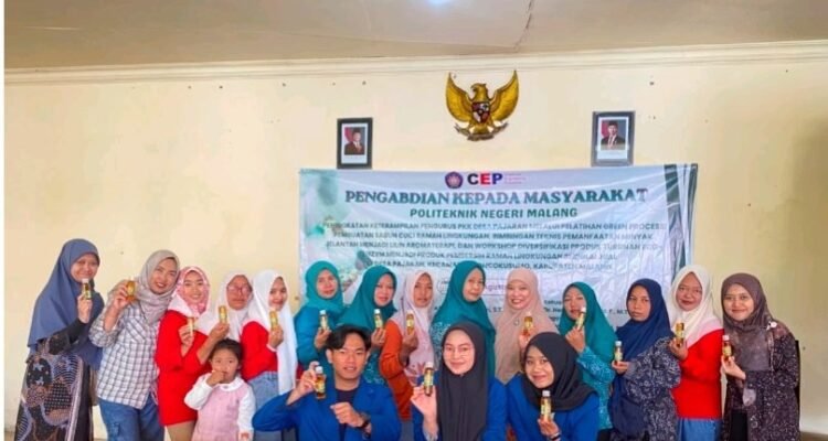Polinema Dampingi PKK Desa Pajaran Olah Kulit Jeruk Jadi Sabun Cuci Ramah Lingkungan