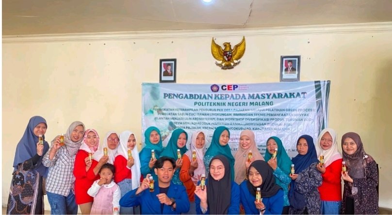Polinema Dampingi PKK Desa Pajaran Olah Kulit Jeruk Jadi Sabun Cuci Ramah Lingkungan