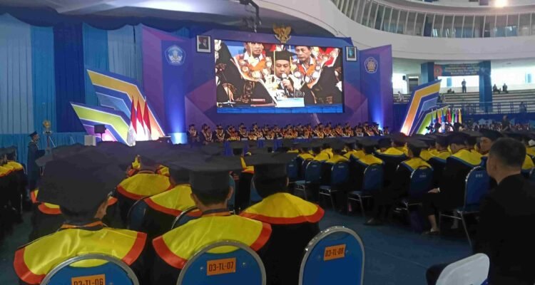 prosesi Direktur Polinema Tegaskan Lulusan Tak Boleh Hanya Cari Kerja, 469 Wisudawan Dikukuhkan