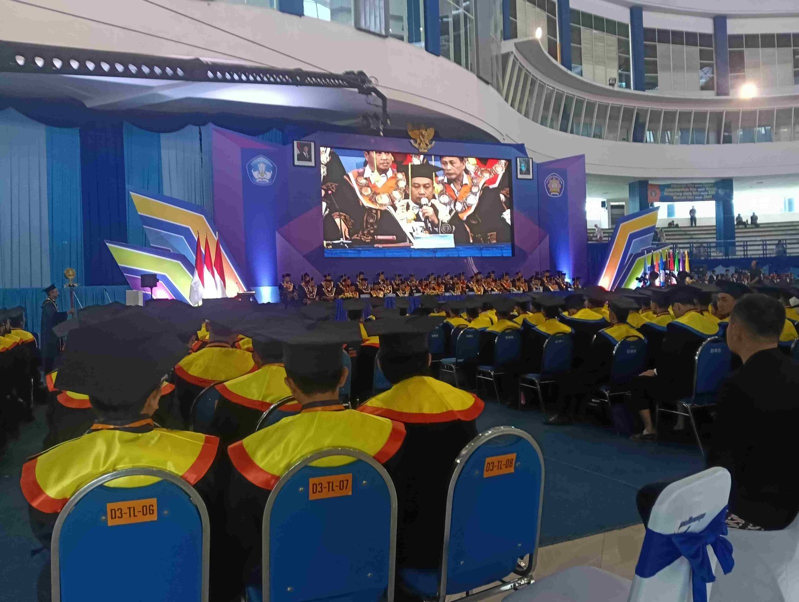 Direktur Polinema Tegaskan Lulusan Tak Boleh Hanya Cari Kerja, 469 Wisudawan Dikukuhkan