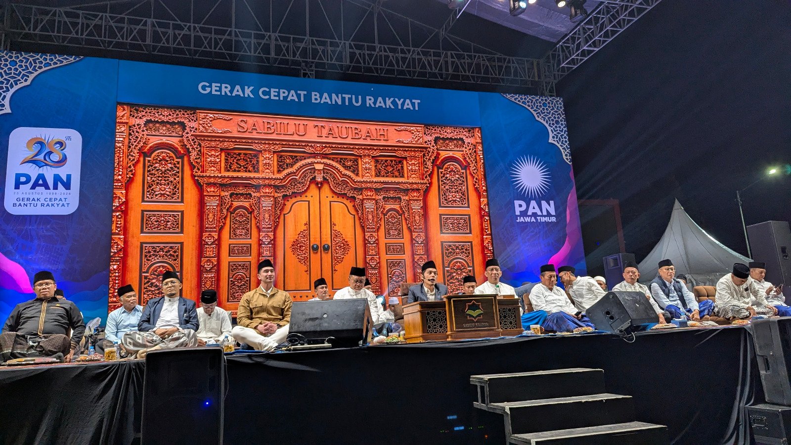 Puluhan Ribu Jemaah Padati Kanjuruhan, Gus Iqdam: Jangan Jadi Penyakit bagi Orang Lain