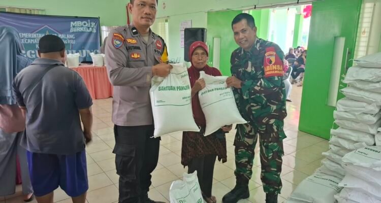 432 KPM di Tunggulwulung Terima Beras Bulog, Babinsa Kawal agar Tepat Sasaran