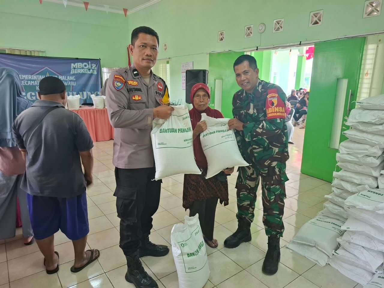 432 KPM di Tunggulwulung Terima Beras Bulog, Babinsa Kawal agar Tepat Sasaran