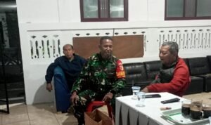 Patroli Malam Babinsa Kesatrian Sapa Warga, Jaga Keamanan Lingkungan Kota Malang