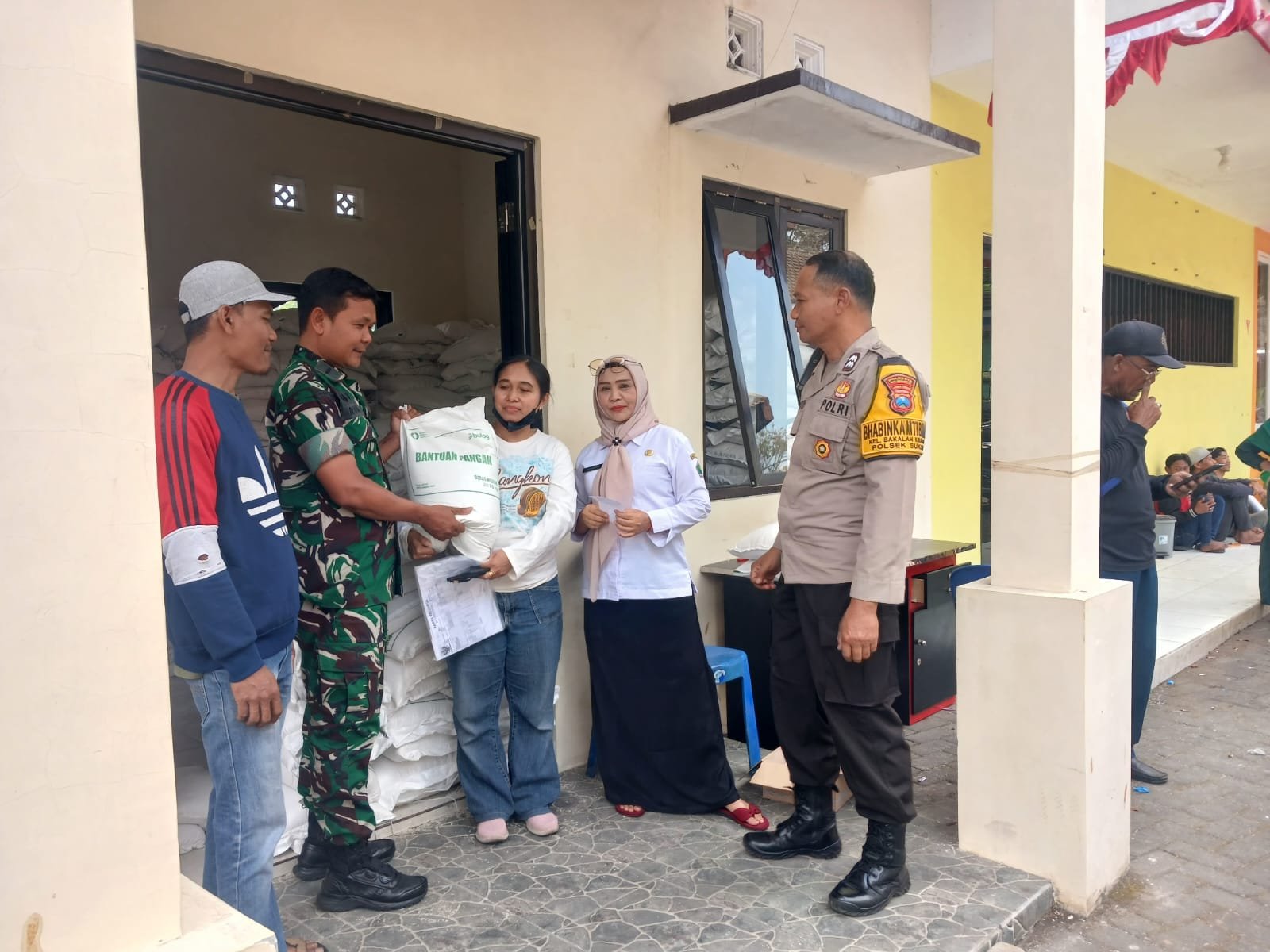 532 KPM di Bakalankrajan Terima Bantuan Pangan, Babinsa Pastikan Penyaluran Tertib