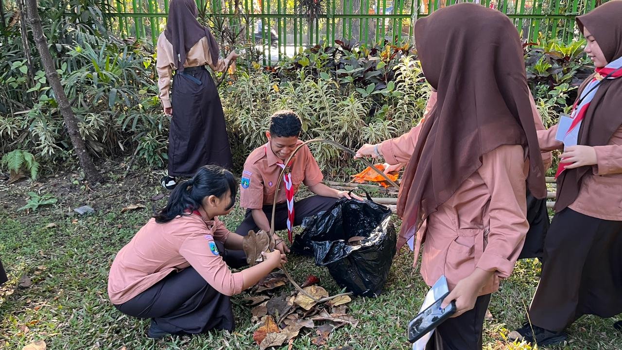 Bukan Sekadar Bersih-Bersih, Jumat Bersih SMAN 6 Kota Malang Tanamkan Karakter Siswa