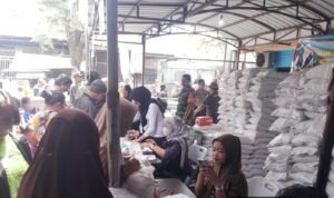 872 KPM di Tanjungrejo Terima Bantuan Beras, Babinsa Turut Dampingi Penyaluran
