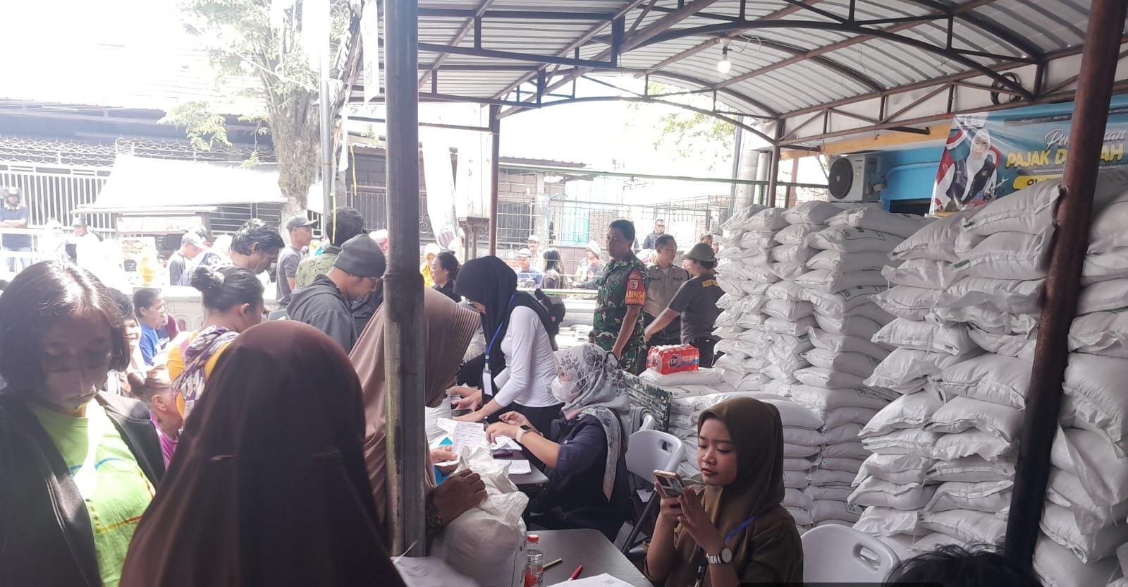 872 KPM di Tanjungrejo Terima Bantuan Beras, Babinsa Turut Dampingi Penyaluran