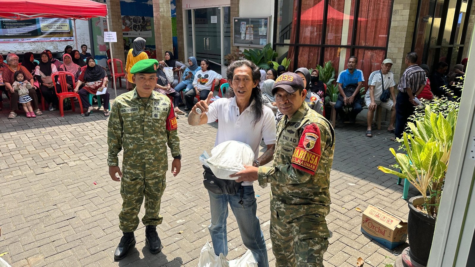 Penyaluran Bantuan Pangan untuk 476 KPM di Kauman Berjalan Lancar, Babinsa Pastikan Tepat Sasaran