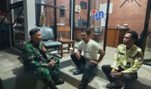 Patroli Malam Babinsa Tasikmadu, Jaga Kamtibmas Sambil Serap Informasi Warga