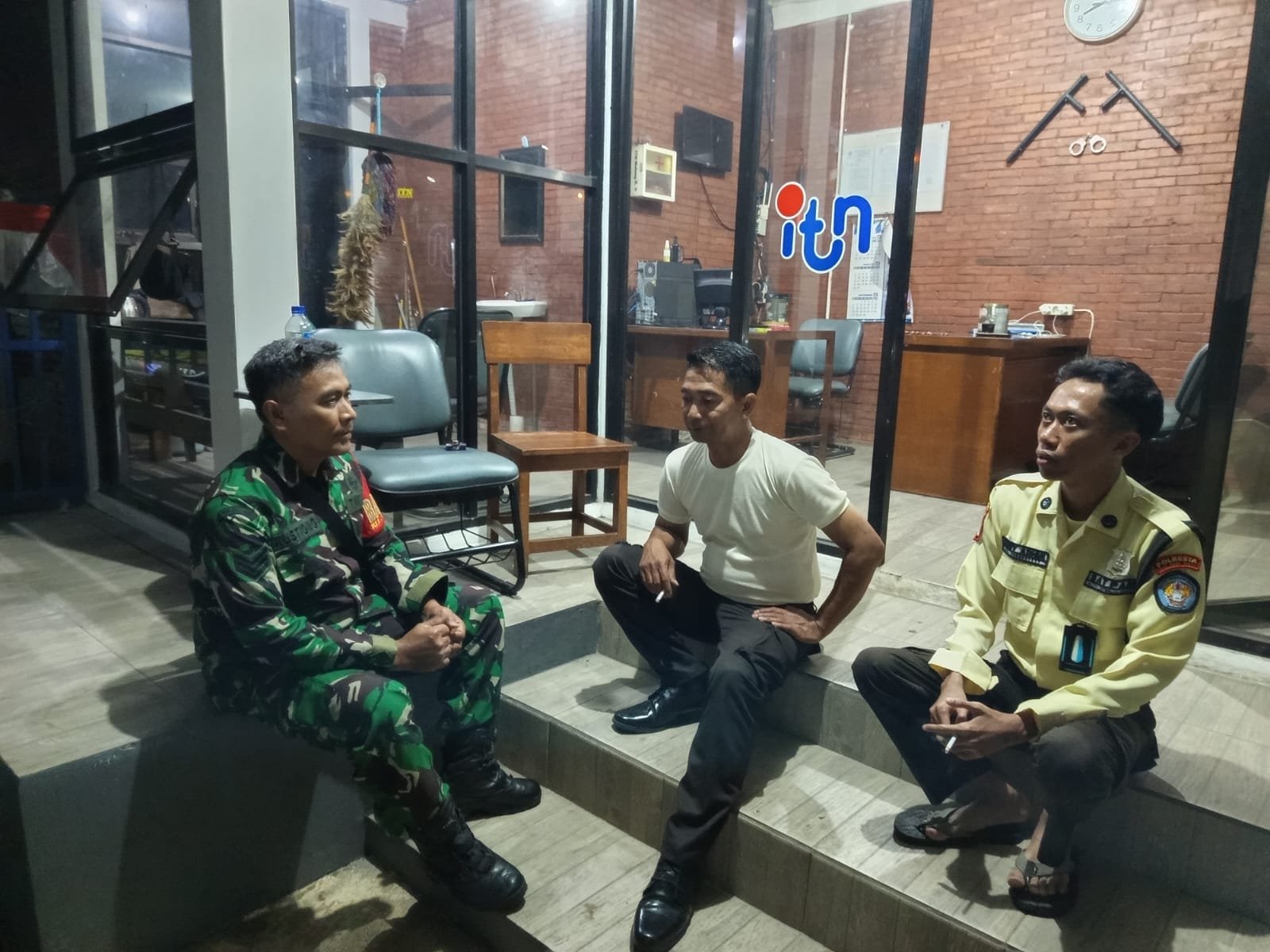 Patroli Malam Babinsa Tasikmadu, Jaga Kamtibmas Sambil Serap Informasi Warga