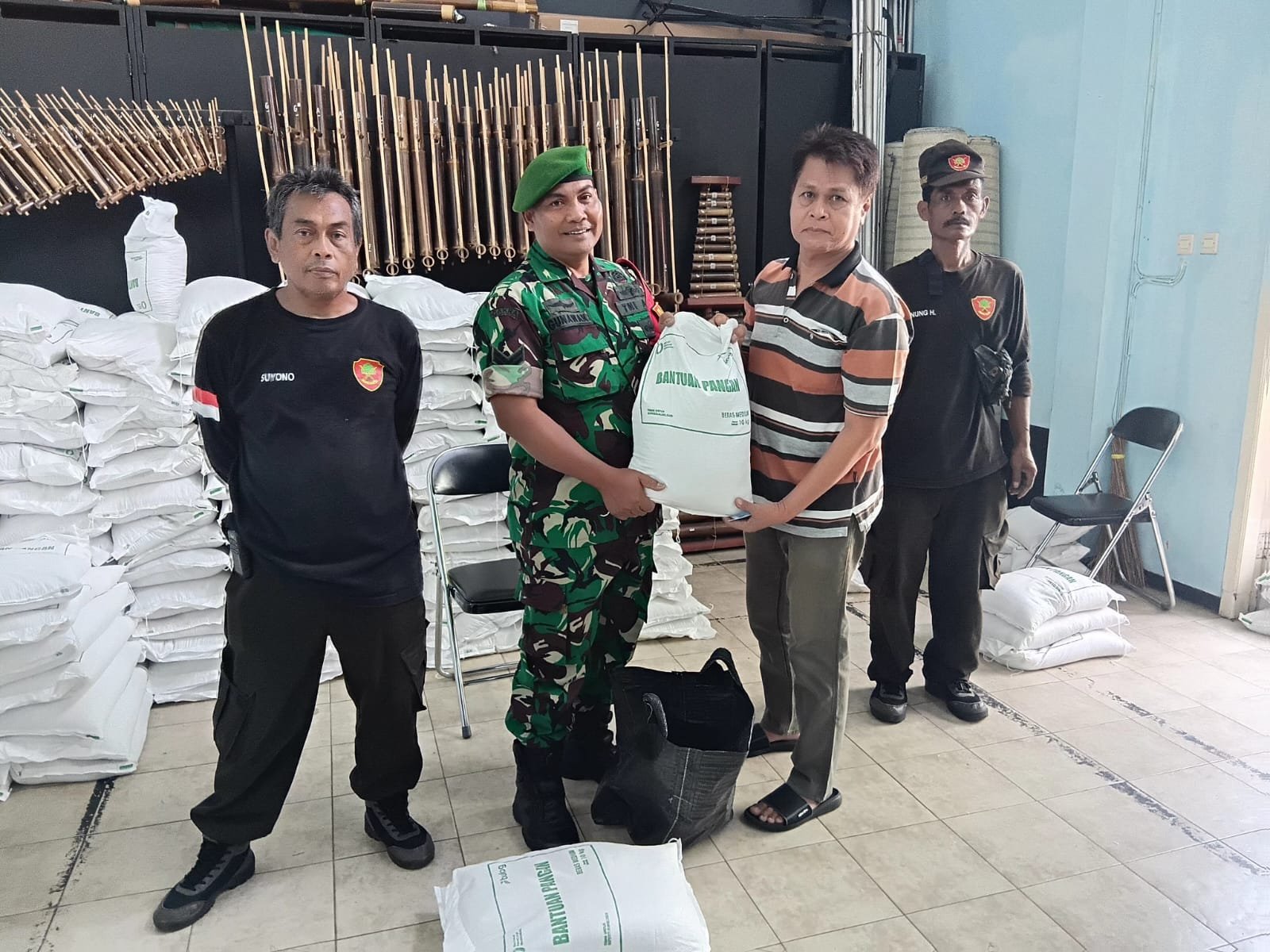 273 KPM Rampal Celaket Terima Bantuan Pangan, Babinsa Pastikan Tepat Sasaran