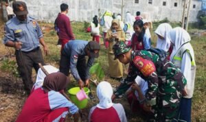 Karya Bakti HUT ke-81 TNI, Kodim 0833 Tanam 200 Pohon Bersama Warga