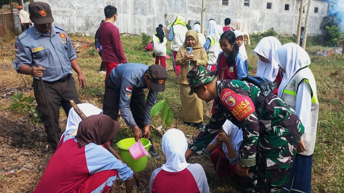 Karya Bakti HUT ke-81 TNI, Kodim 0833 Tanam 200 Pohon Bersama Warga