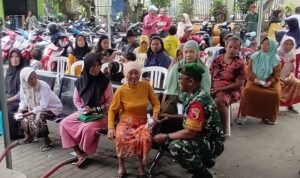 Penuh Senyum, Babinsa Wonokoyo Dampingi 479 KPM Terima Bantuan Pangan