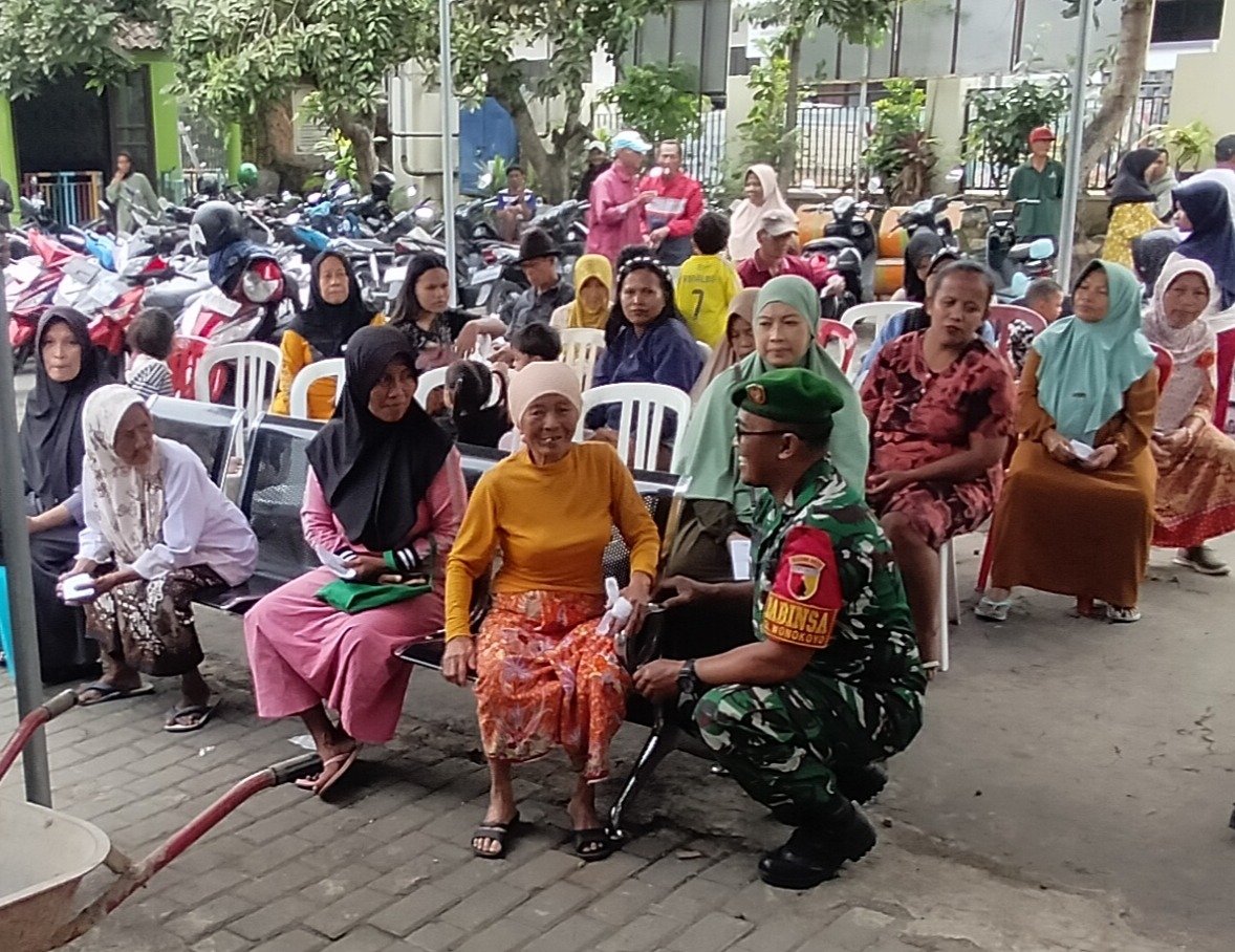Penuh Senyum, Babinsa Wonokoyo Dampingi 479 KPM Terima Bantuan Pangan