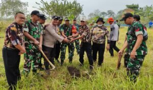 HUT TNI ke-81, Kodim 0833 Tanam 200 Bibit Pohon di Arjowinangun