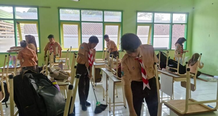 Jumat Bersih SMAN 6 Malang, Bangun Karakter Siswa Peduli Lingkungan