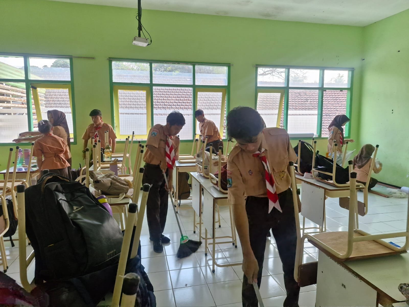 Jumat Bersih SMAN 6 Malang, Bangun Karakter Siswa Peduli Lingkungan
