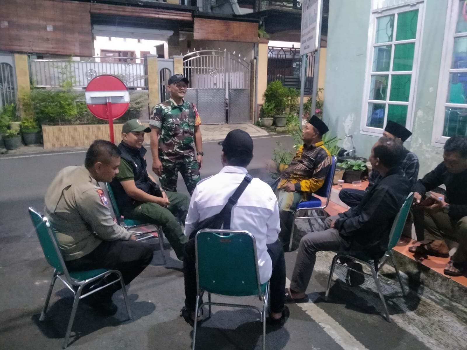 Babinsa Kotalama Patroli Malam, Jaga Keamanan dan Dekat dengan Warga