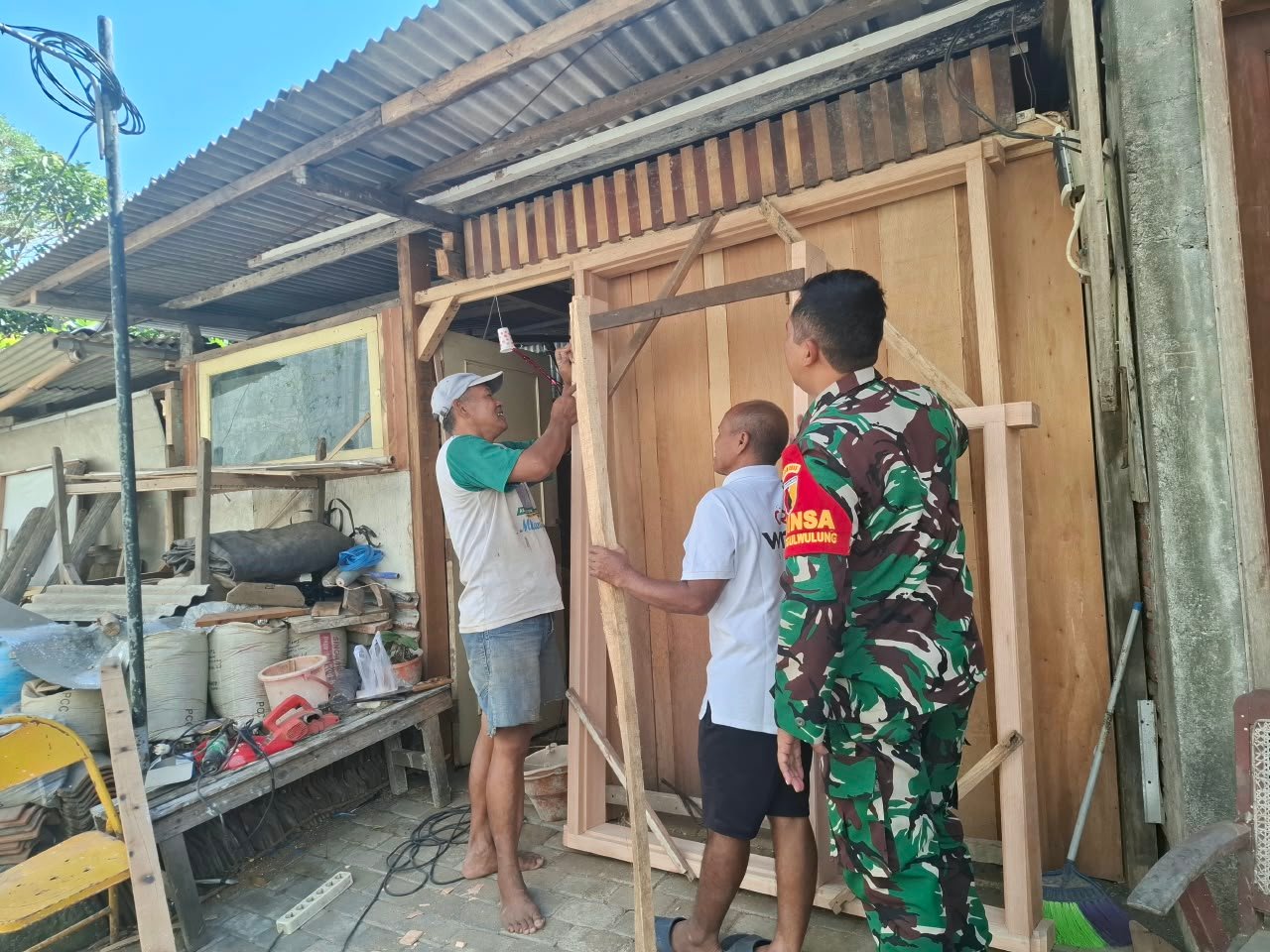 Babinsa Tunggulwulung Rangkul Pedagang Kayu, Perkuat Keamanan Wilayah