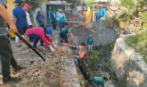 Babinsa Bareng dan Warga Bersihkan Lingkungan Lewat GASS