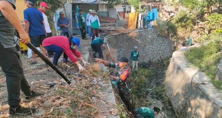 Babinsa Bareng dan Warga Bersihkan Lingkungan Lewat GASS