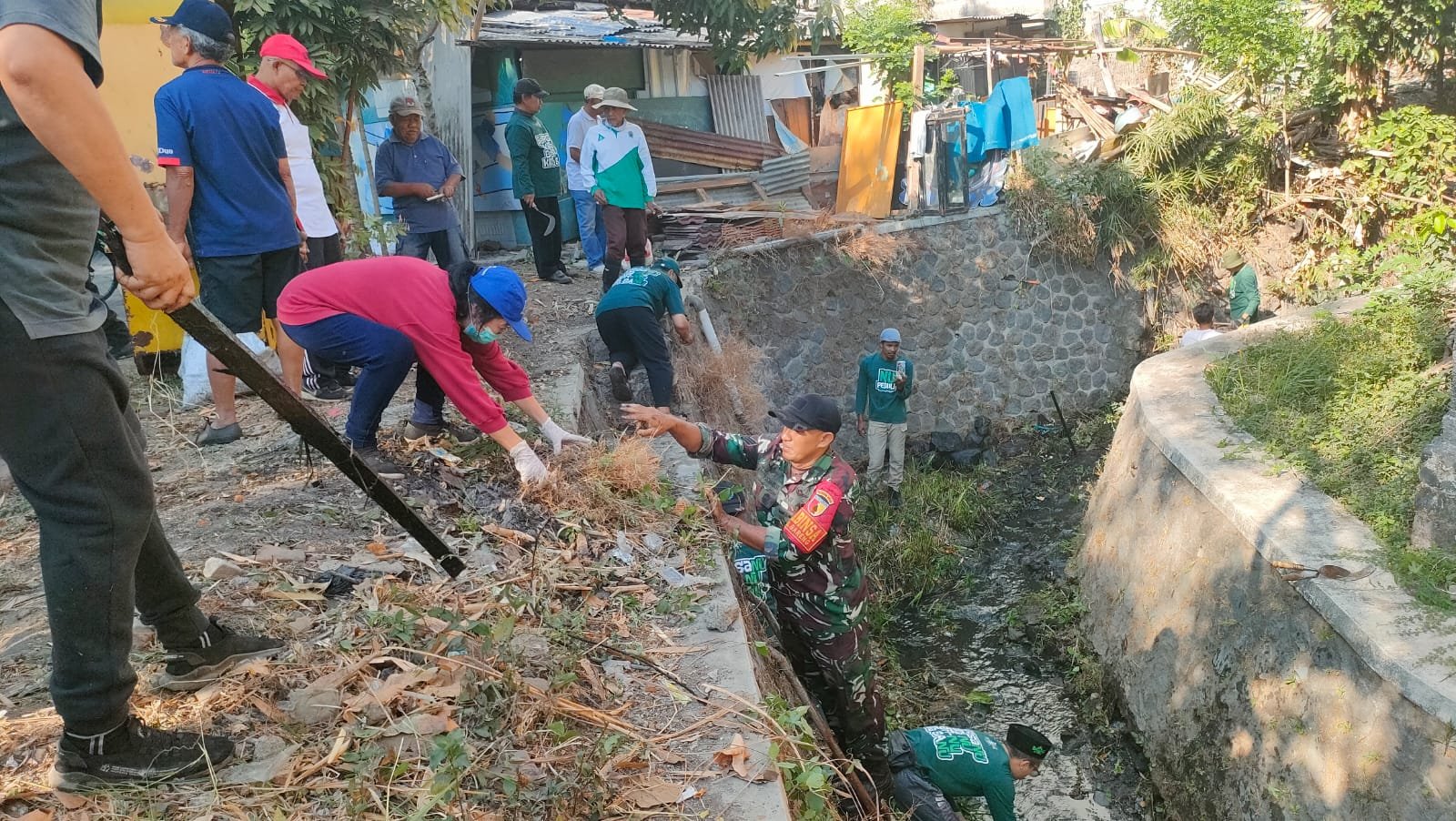 Babinsa Bareng dan Warga Bersihkan Lingkungan Lewat GASS