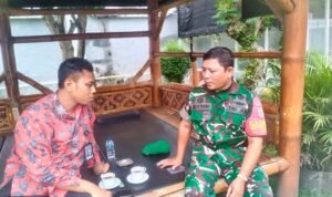 Komsos Babinsa Kebonsari Perkuat Kedekatan dan Data Wilayah