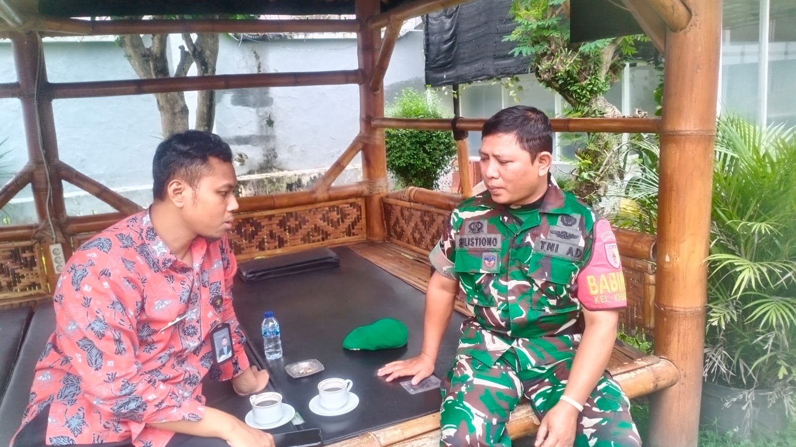 Komsos Babinsa Kebonsari Perkuat Kedekatan dan Data Wilayah