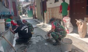 Babinsa Kotalama Bersama Warga Perbaiki Jalan Kampung