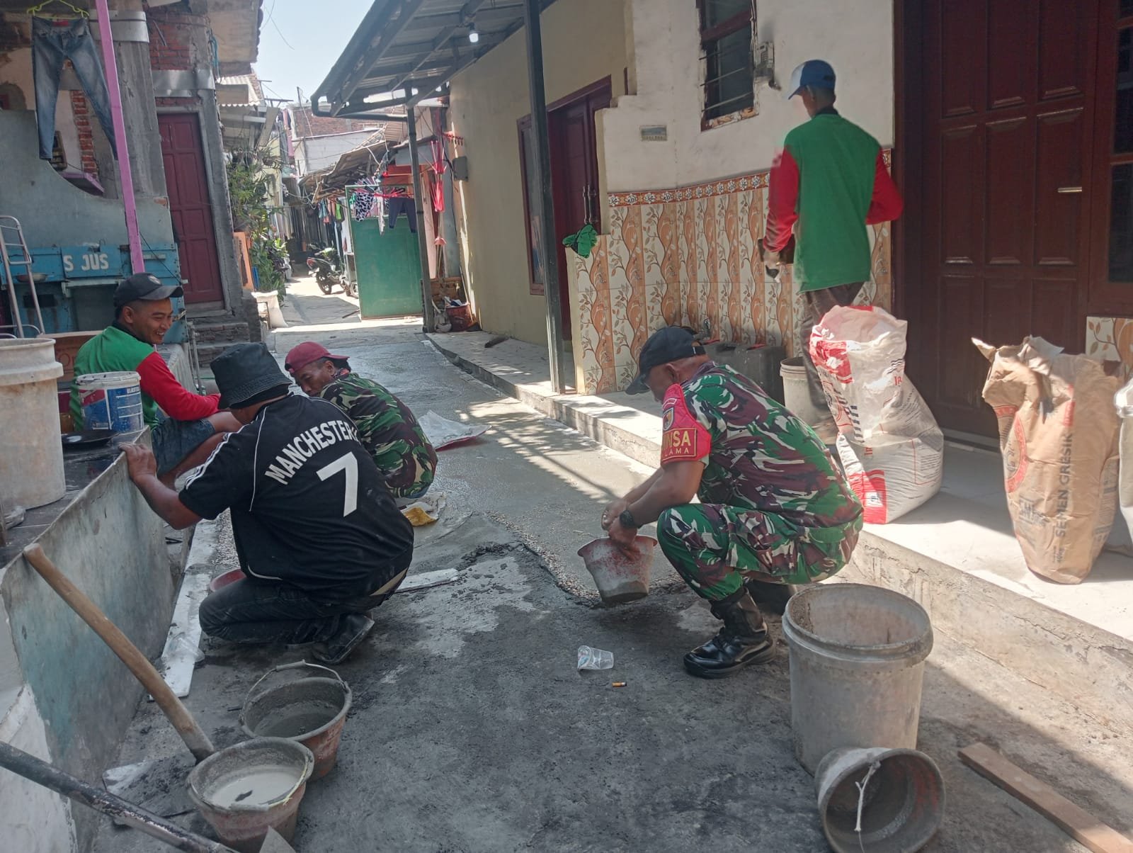 Babinsa Kotalama Bersama Warga Perbaiki Jalan Kampung