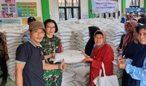 Babinsa Kotalama Kawal Bantuan Pangan untuk 295 KPM