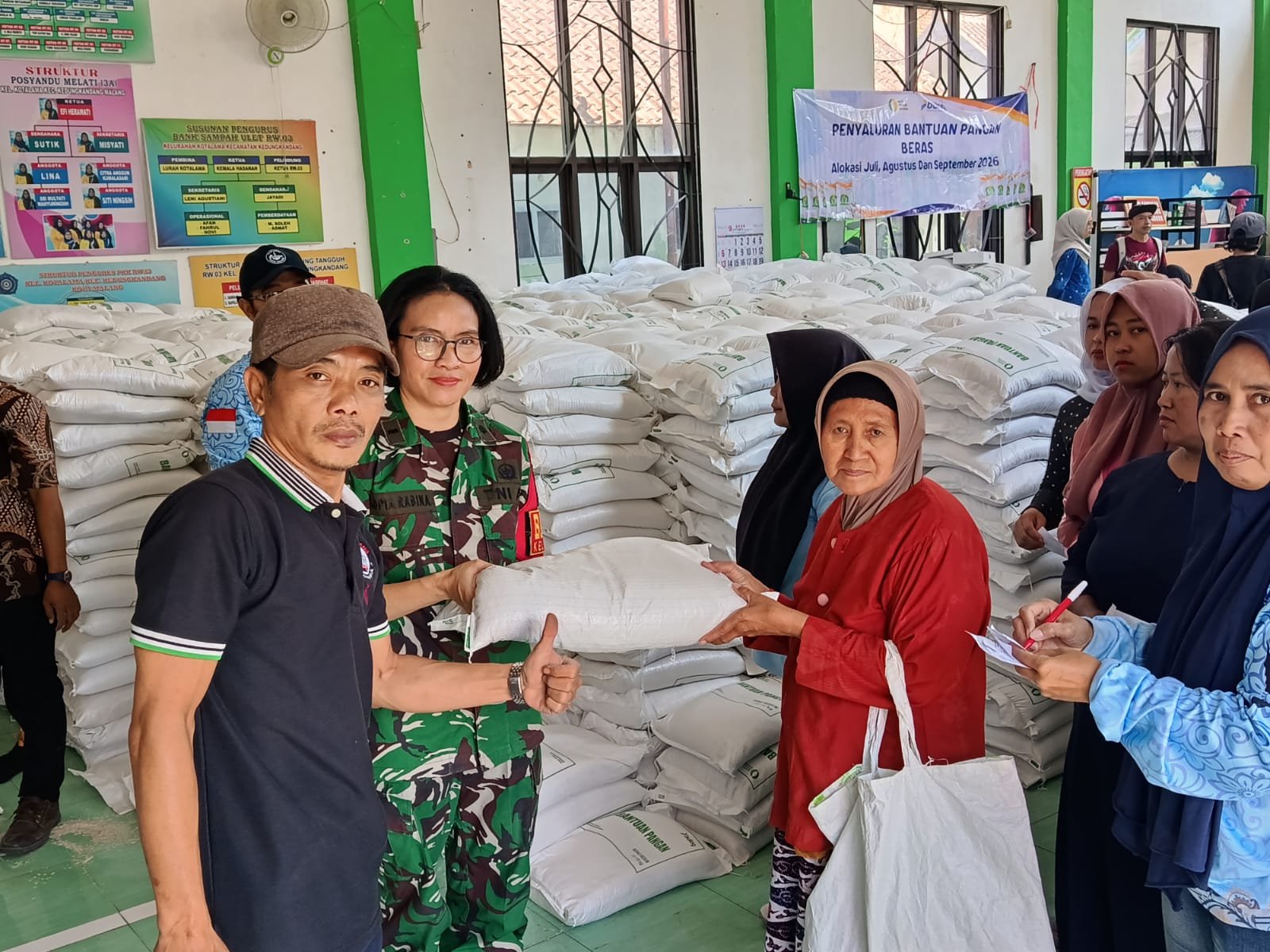 Babinsa Kotalama Kawal Bantuan Pangan untuk 295 KPM