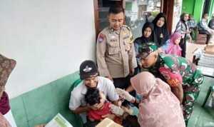 Babinsa Kotalama Turun Langsung Dampingi Posyandu, Dekat dengan Warga