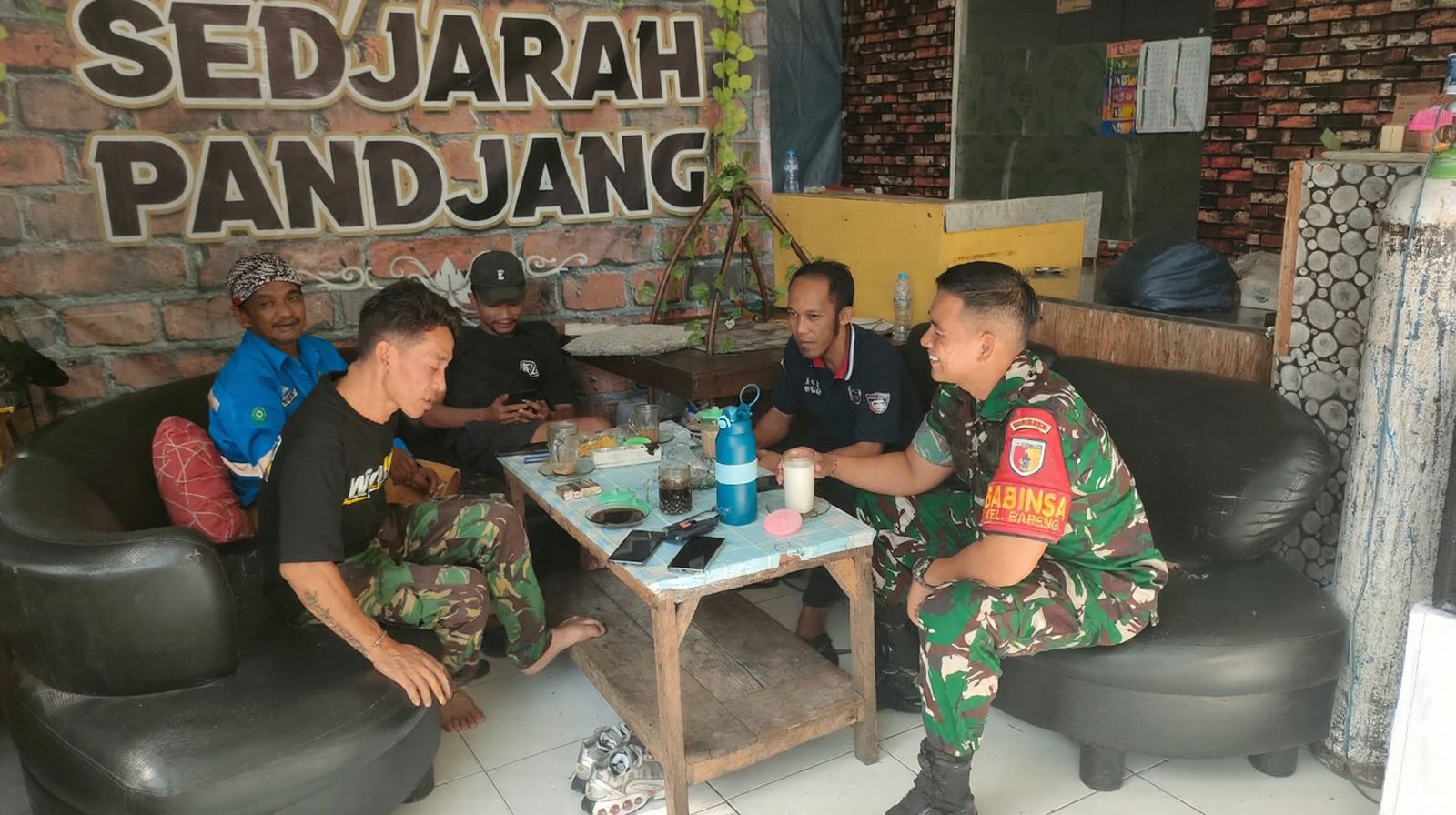 Anjangsana ke Warga, Babinsa Bareng Perkuat Silaturahmi dan Deteksi Dini